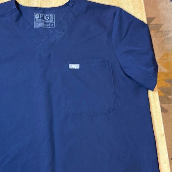 FIGS Leon Three-Pocket Scrub Top - Picture 3 of 6